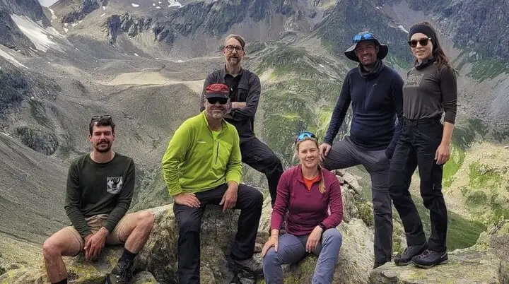 Gruppenbild des Ausbildungskurses- Im Hintergrund die alpinen Berge des Verwalls | © Claudia Pohlö